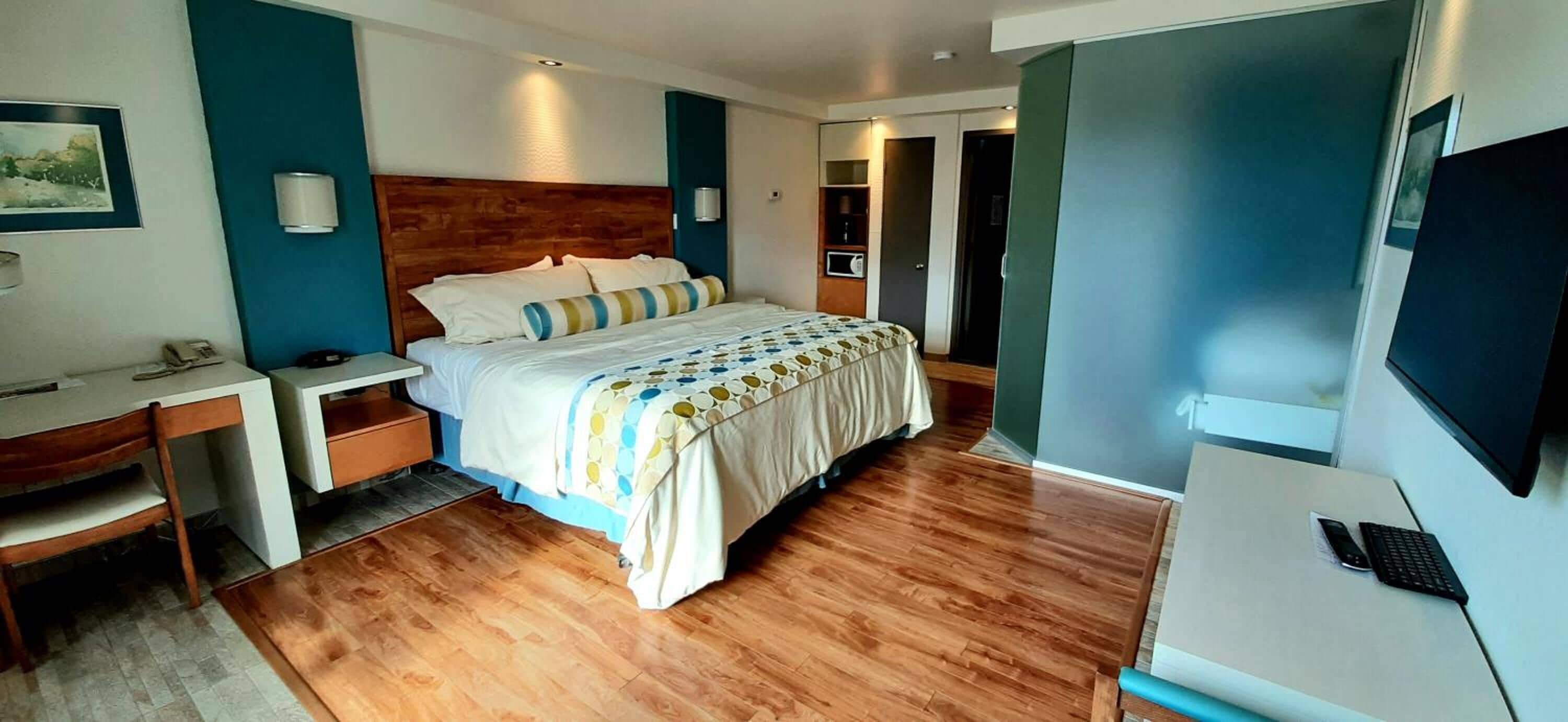 Pillowtop-Betten, Schreibtisch, Verdunkelungsvorhänge