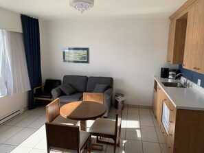 Family Suite | Private kitchenette | Fridge, coffee/tea maker, electric kettle - Motel Chute Des Pères (Dolbeau-Mistassini)