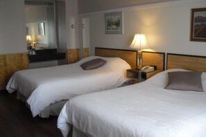 Desk, iron/ironing board, rollaway beds, free WiFi - Auberge La Diligence (Dolbeau-Mistassini)