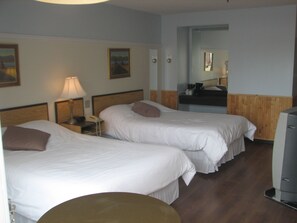 Classic Room, Non Smoking | Desk, iron/ironing board, rollaway beds, free WiFi - Auberge La Diligence (Dolbeau-Mistassini)