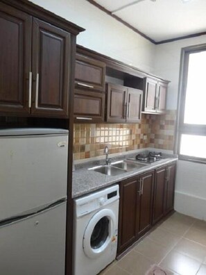 Apartamento, 2 quartos | Cozinha privada | Geladeira, micro-ondas, fogão, cooktop