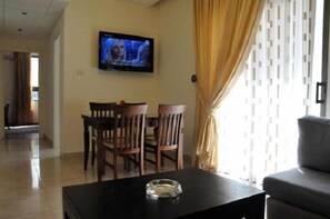 Apartamento, 1 quarto | Área de estar | TV de tela plana