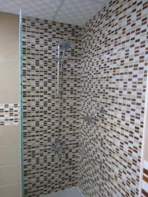 Apartment, 2 Bedrooms | Bathroom shower