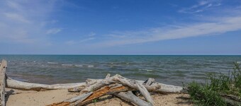 Quaint, Clean & Updated Cottage- Steps From The Beach.