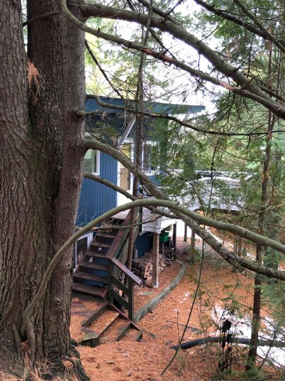 Quaint, Clean & Updated Cottage- Steps From The Beach.