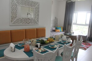 华丽公寓, 3 间卧室, 无烟房, 山景 | 客房内用餐