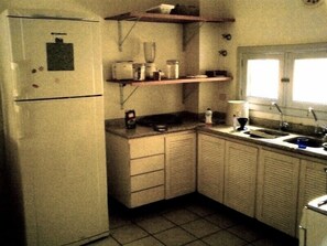 Geladeira, micro-ondas, cooktop, torradeira