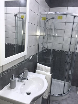 Doccia, asciugacapelli, bidet, asciugamani