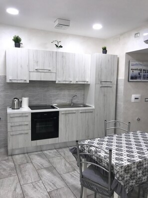 Fridge, oven, stovetop, coffee/tea maker