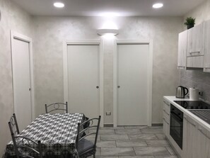 Fridge, oven, stovetop, coffee/tea maker