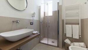 Douche, sèche-cheveux, bidet, serviettes fournies