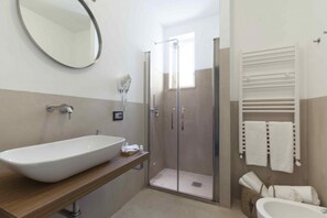 Een douche, een haardroger, een bidet, handdoeken