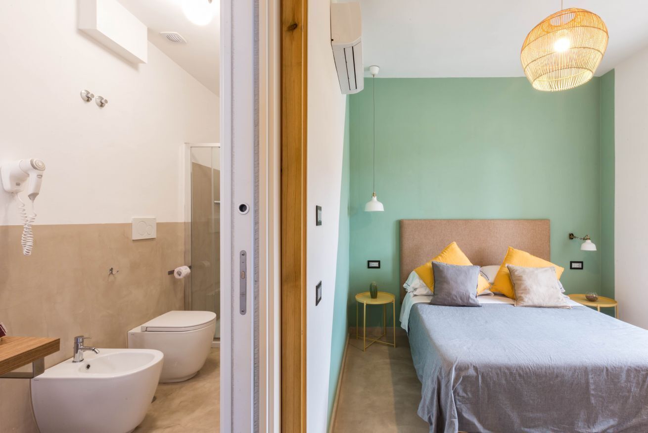 4 habitaciones, caja de seguridad en la habitación y escritorio 