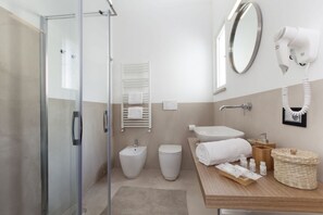 Doccia, asciugacapelli, bidet, asciugamani