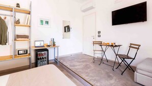4 chambres, coffres-forts dans les chambres, bureau