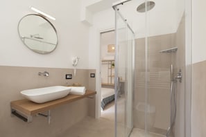 Shower, hair dryer, bidet, towels - Bright&Modern in the heart of Sorrento's Old Town (Sorrento)