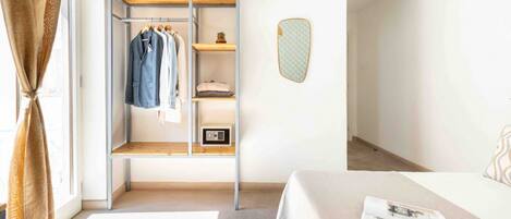 4 chambres, coffres-forts dans les chambres, bureau