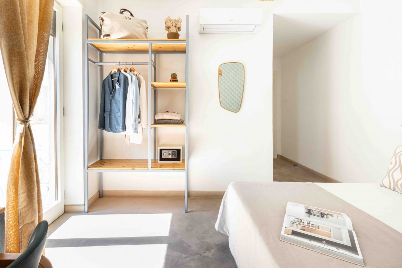 4 chambres, coffres-forts dans les chambres, bureau