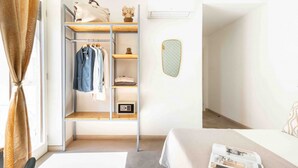 4 chambres, coffres-forts dans les chambres, bureau