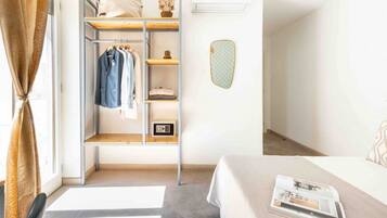 4 chambres, coffres-forts dans les chambres, bureau