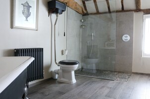 La Parisienne | Bathroom | Free toiletries, hair dryer, bathrobes, slippers