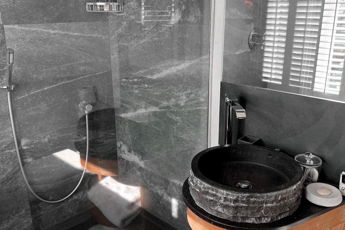 the cosy room | bathroom | free toiletries, hair dryer, bathrobes, slippers