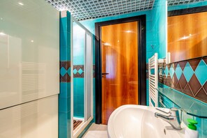 Douche, sĂšche-cheveux, bidet, serviettes fournies