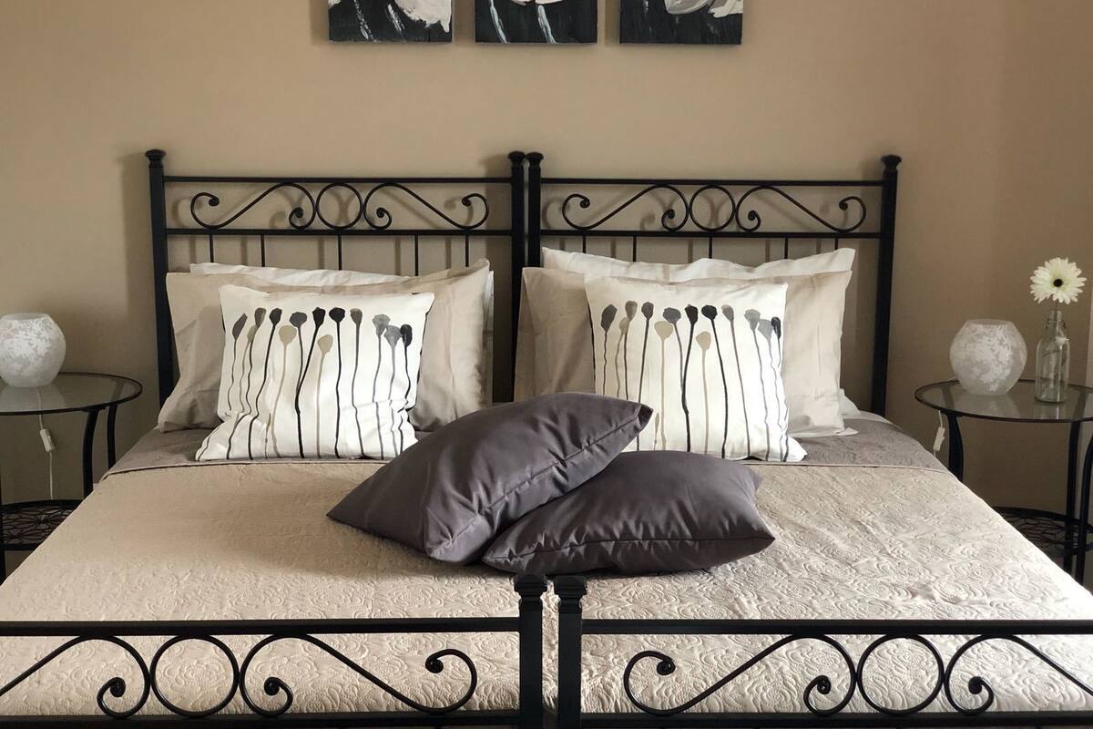 Camera con letto matrimoniale o 2 letti singoli, balcone (Levante) | Con stile personalizzato, con arredamento individuale, una scrivania