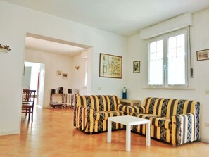 TV - HOUSE WITH PARK AT 1 KM FROM THE SEA, 4 ROOMS AND 2 BATHROOMS (Scarlino)