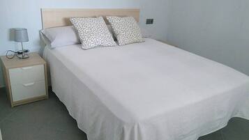 1 dormitori, planxa i posts de planxar, wifi gratuïta i roba de llit