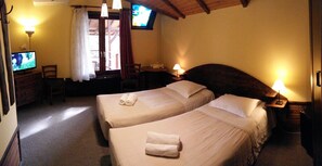 Habitación estándar con 2 camas individuales | Escritorio, tabla de planchar con plancha, wifi gratis y ropa de cama 
