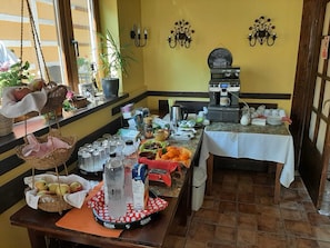 Un buffet de petit-déjeuner proposant divers aliments, une machine à café et une fenêtre avec vue.