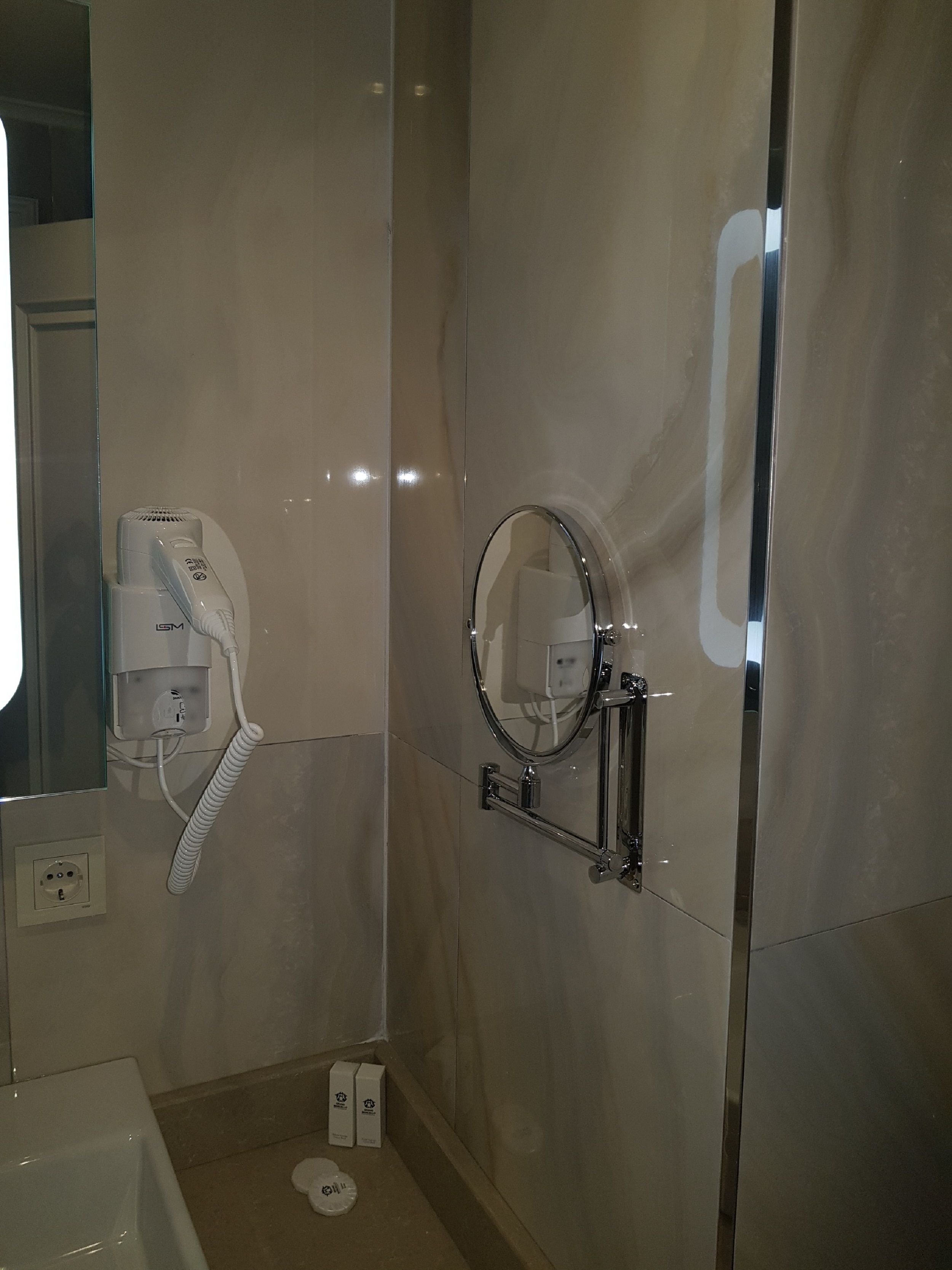 shower, rainfall showerhead, free toiletries, hair dryer