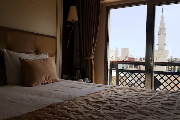 Egyptian cotton sheets, premium bedding, minibar, in-room safe