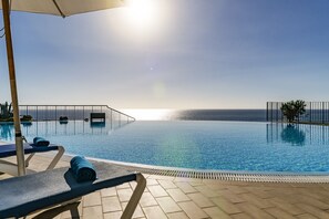 Pool - Vila Formosa, apartment in a luxury condominium. (Funchal)