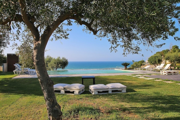 Outdoor pool - Large property with big Garden, Golf, Private Pool, Sea View, Wi-Fi, Air Condit (Campofelice Di Roccella)