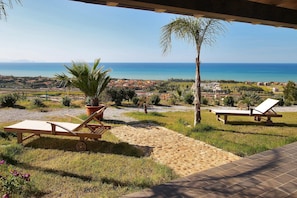 Terrace/patio - Large property with big Garden, Golf, Private Pool, Sea View, Wi-Fi, Air Condit (Campofelice Di Roccella)