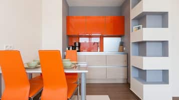 Kühlschrank, Mikrowelle, Herdplatte, Wasserkocher mit Kaffee-/Teezubehör