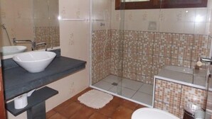 Shower, towels - Pousada Recanto El Shadday (Ubatuba)