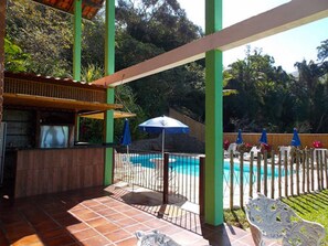 Una piscina al aire libre