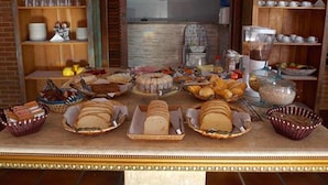Free daily buffet breakfast - Pousada Recanto El Shadday (Ubatuba)