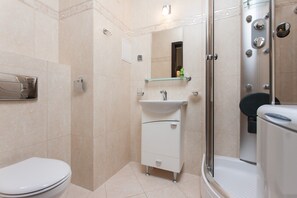 Shower, hydromassage showerhead, hair dryer, towels