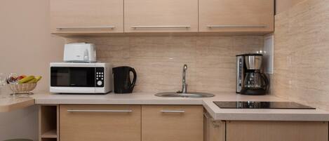 Réfrigérateur, micro-ondes, plaque de cuisson, cafetière/bouilloire