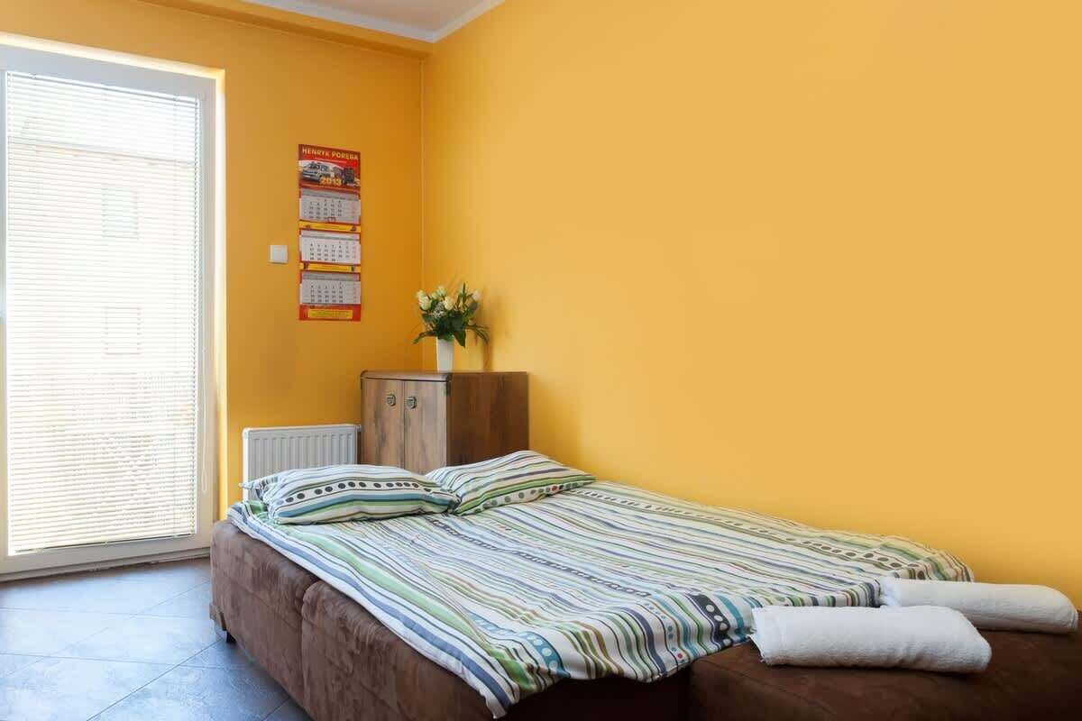 Een strijkplank/strijkijzer, wifi, beddengoed