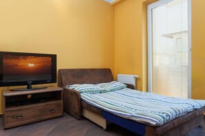 Iron/ironing board, WiFi, bed sheets