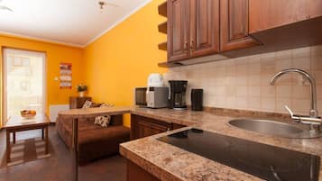 Kühlschrank, Mikrowelle, Herdplatte, Wasserkocher mit Kaffee-/Teezubehör