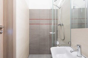Shower, hair dryer, towels, shampoo