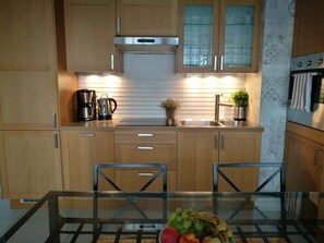 Jääkaappi, mikroaaltouuni, uuni, liesi