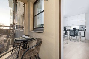 Dining - Sikorskiego 1 Świnoujście | Beige and Grey Apartment with Balcony (Swinoujscie)