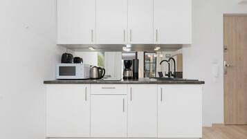 Kühlschrank, Mikrowelle, Herdplatte, Wasserkocher mit Kaffee-/Teezubehör